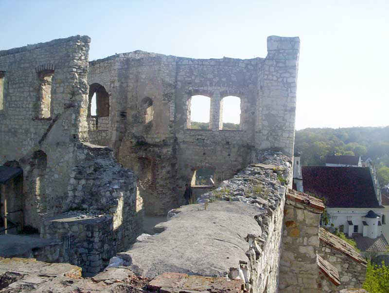 Zamek - po prawej stronie kościół farny