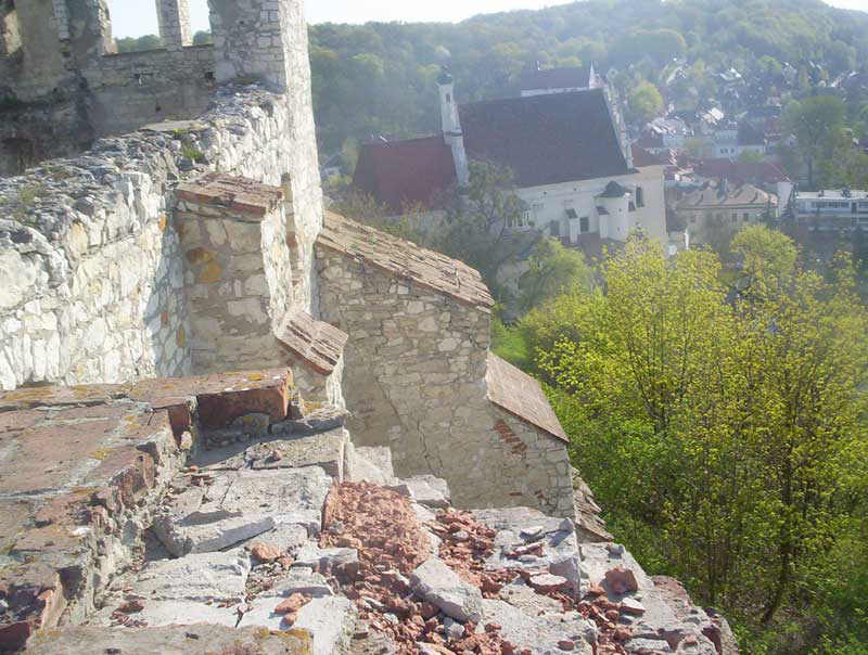 Zamek - po prawej stronie kościół farny