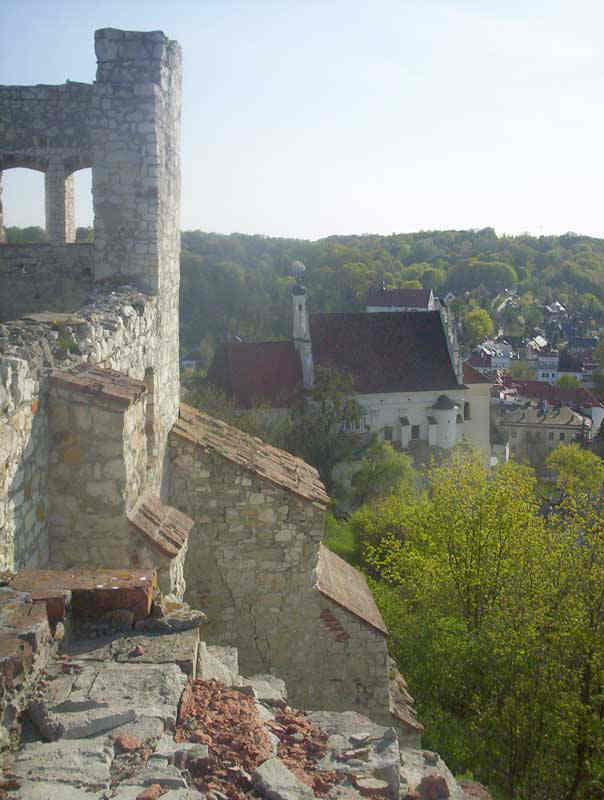 Zamek - po prawej stronie kościół farny